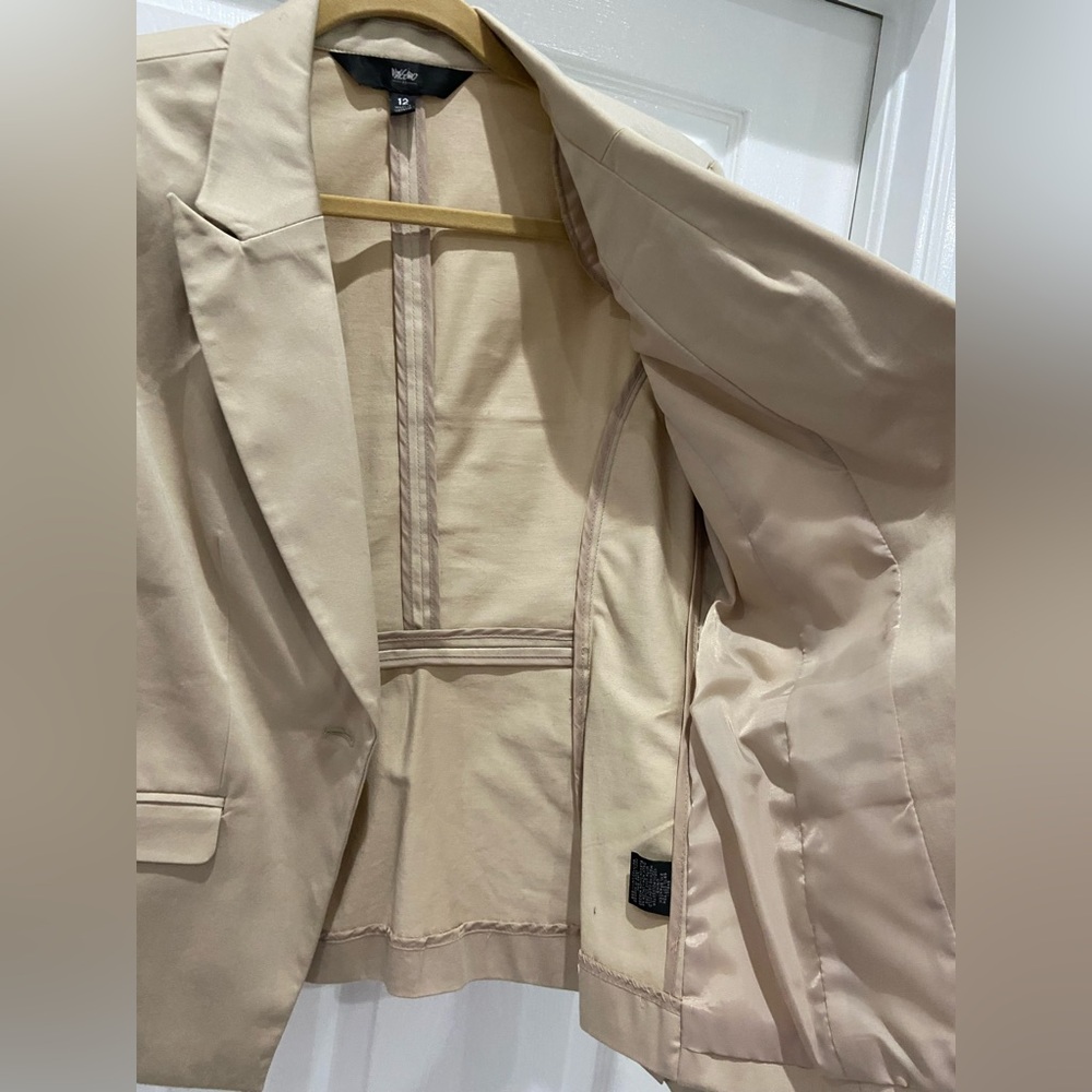 Tan Women's Blazer, size 12 , looking for a new home - Picture 5 of 6